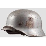 Stahlhelm M 40 Graue Originallackierung, geprägte Belüftungslöcher, gebördelter Rand. Adleremblem zu