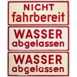 Drei Hinweistafeln für die KFZ-Werkstattzüge Hell lackierte Blechtafeln mit vorder- bzw.