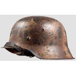 Stahlhelm M 42 in Tarnfarbe Originale Tarnlackierung auf luftwaffenblauem Grund zu 50 % erhalten (