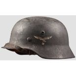 Stahlhelm M 40 Originale Raulackierung und Adleremblem zu 90 % erhalten. Geprägte