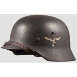 Stahlhelm M 40 Originale Raulackierung und Adleremblem zu 95 % erhalten. Geprägte