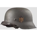 Stahlhelm M 42 Originale Raulackierung und Adleremblem zu 90 % erhalten. Geprägte