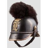 Raupenhelm M 1868 Zusammengestellter Helm mit schwarzem Lederkorpus, Buntmetallschienen, ergänztem