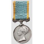 Krim Medaille Stark getragene Medaille von 1854 des Medailleurs "Wyon" an originalem Trageband und