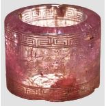 Gravierter Bogenring aus rosafarbigem Spinell mit Inschrift des Kaisers Qian Long China, Qing-