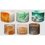 Sechs Bogenringe aus Jade, Achat und Porzellan China, Qing-Dynastie Darunter drei Jaderinge, einer