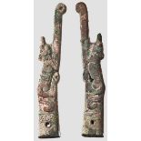 Zwei Beschläge, nomadischer Tierstil Eurasien, 8. - 3. Jhdt. v. Chr. Bronze mit grüner Patina. Tülle