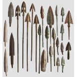 25 Pfeilspitzen China, Neolithikum bis Han-Dynastie Darunter vier neolithische Steinspitzen sowie 22