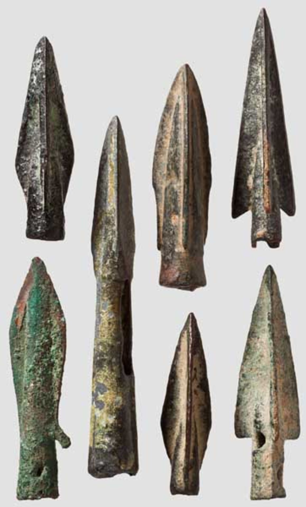 Sieben Pfeilspitzen aus Bronze Griechisch und skythisch, 8. - 5. Jhdt. v. Chr. Bronze mit grüner
