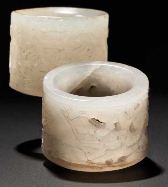 Zwei Bogenringe aus weißer Jade in zugehörigen Aufbewahrungsdosen China, Qing-Dynastie Die Ringe