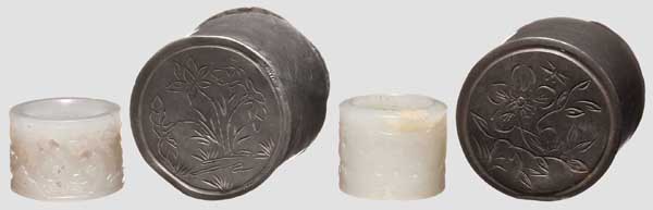 Zwei Bogenringe aus weißer Jade in zugehörigen Aufbewahrungsdosen China, Qing-Dynastie Die Ringe - Image 2 of 4