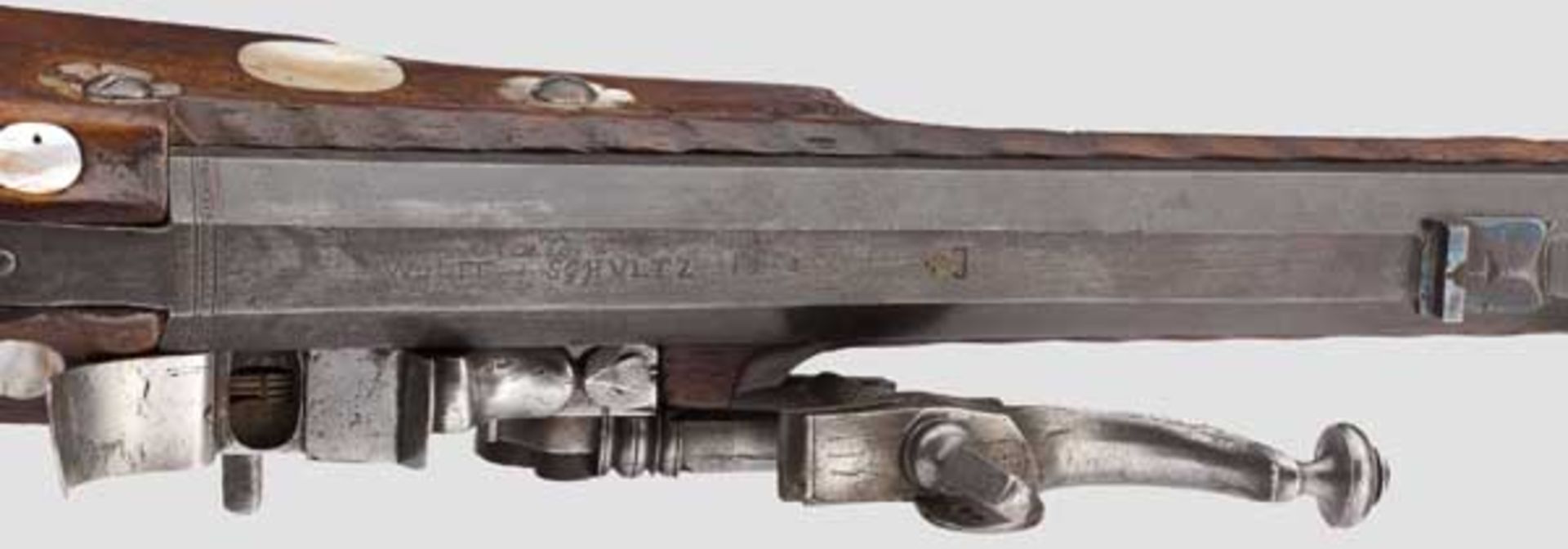 Perlmutteingelegtes Radschlossgewehr, süddeutsch, datiert 1683 Achtkantiger, mittig leicht - Bild 5 aus 6