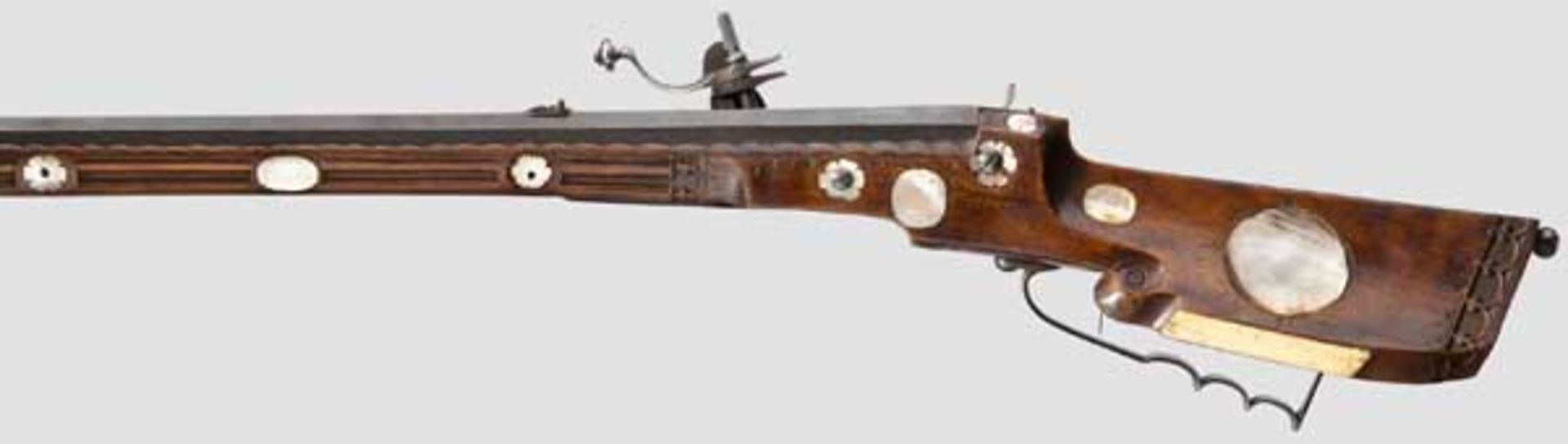 Perlmutteingelegtes Radschlossgewehr, süddeutsch, datiert 1683 Achtkantiger, mittig leicht - Bild 2 aus 6