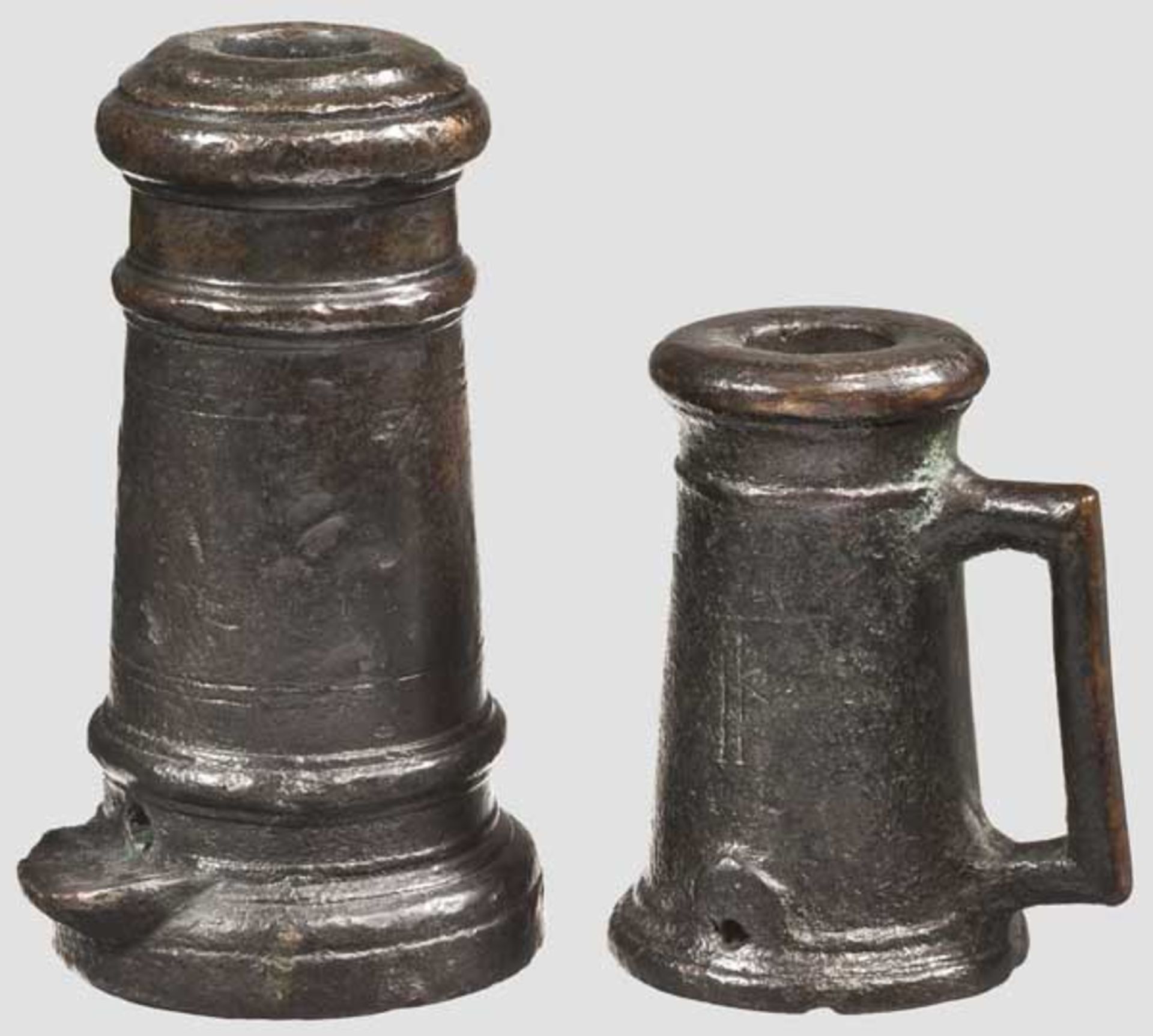 Zwei Bronzeböller, deutsch oder französisch um 1800 Unterschiedliche Standböller aus Bronze mit