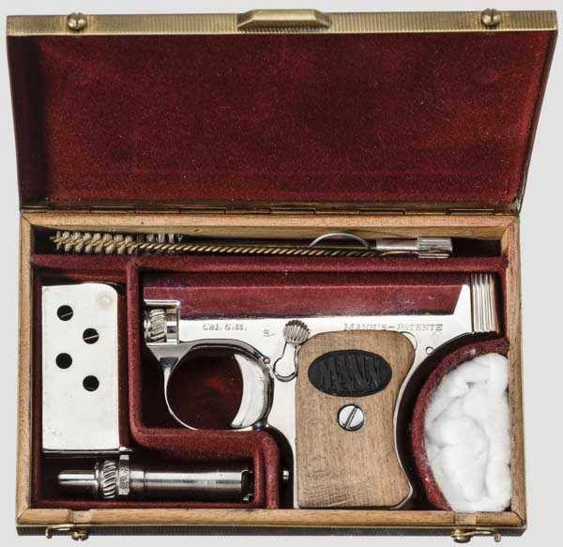 Pistole Mann, mit Wechsellauf, vernickelt, im Etui Kal. 6,35 mm, Nr. 57791. Lauf schwach matt, Länge