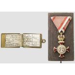 Goldenes Verdienstkreuz mit der Krone am Bande der Tapferkeitsmedaille im Verleihungsetui Aus