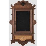 Wandvitrine für Orden und Ehrenzeichen Ornamental beschnitzter und braun gebeizter Eichenholzrahmen,