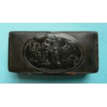 A snuff box the cover pressed with an oval scene entitled ‘Les Deux Victimes’, circa 1800