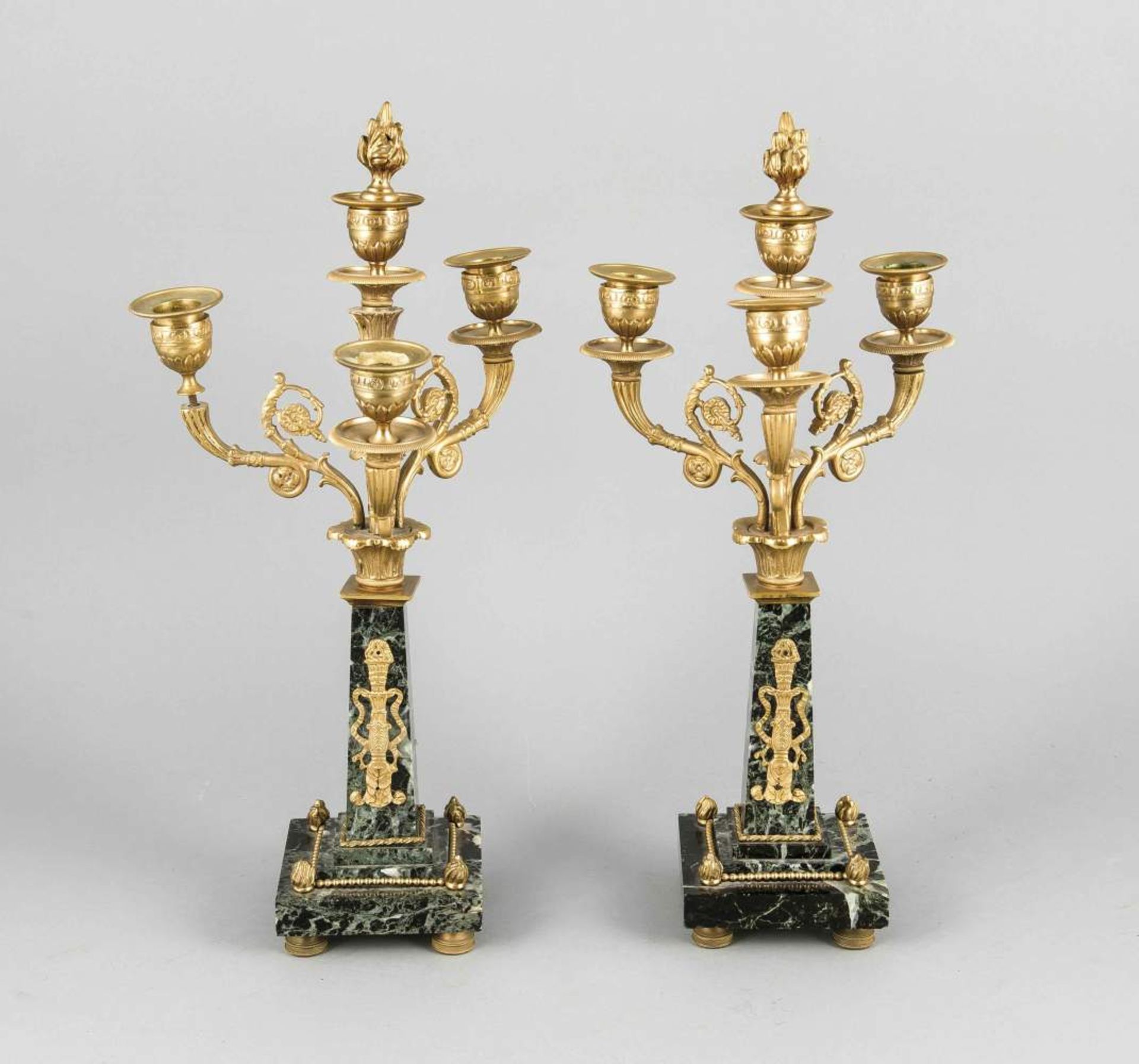 Paar Girandolen d. 19. Jh., 3-flg., Bronze verg., über bronzemontiertem Marmorsockel,mittiger