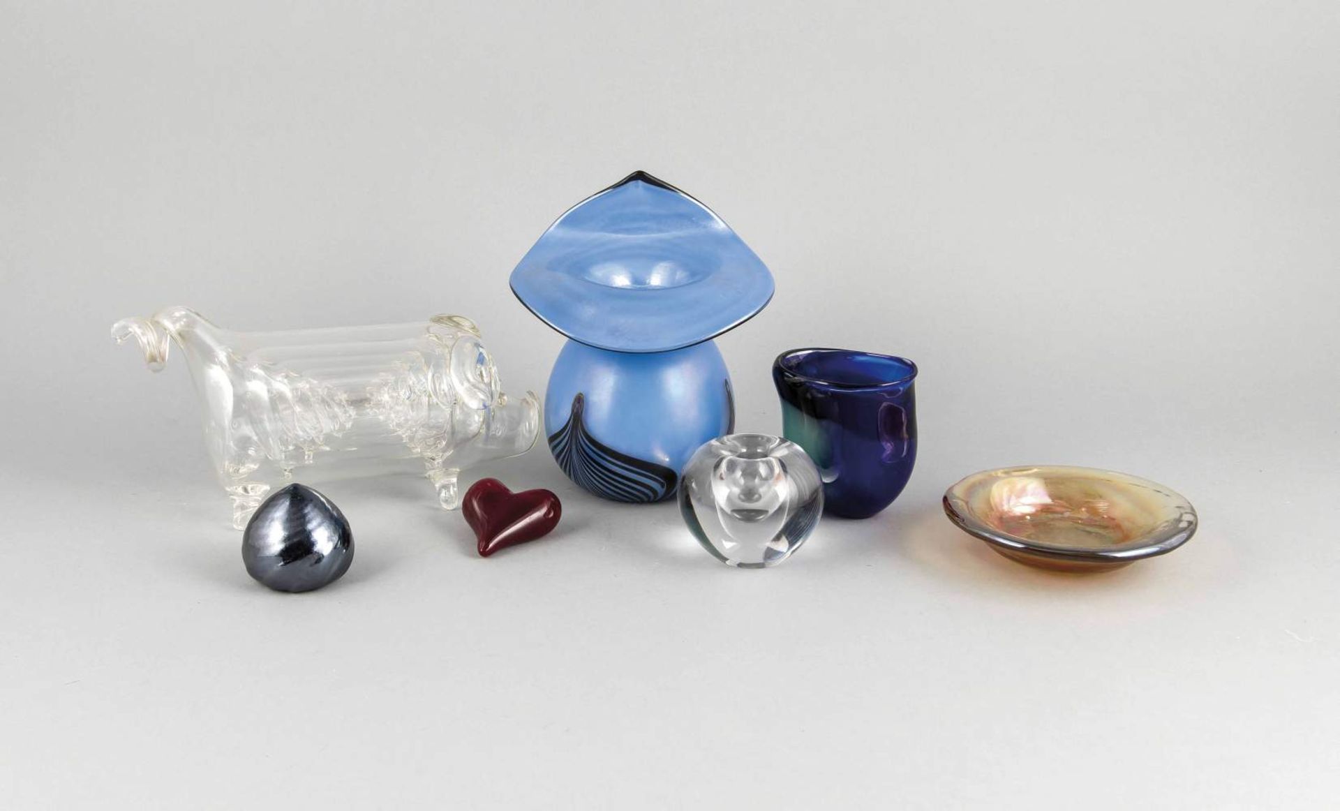 Konvolut von sieben Teilen, 20. Jh., u. a. Vasen, Schale, Glasfigur Schwein, klares undfarbiges