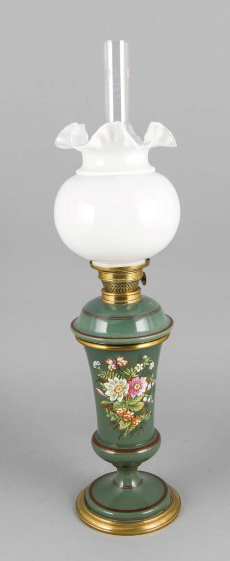 Petroleumlampe 1. H. 20. Jh., Keramikkorpus mit Blumenmalerei und Messingmontage, loseeingesetzter
