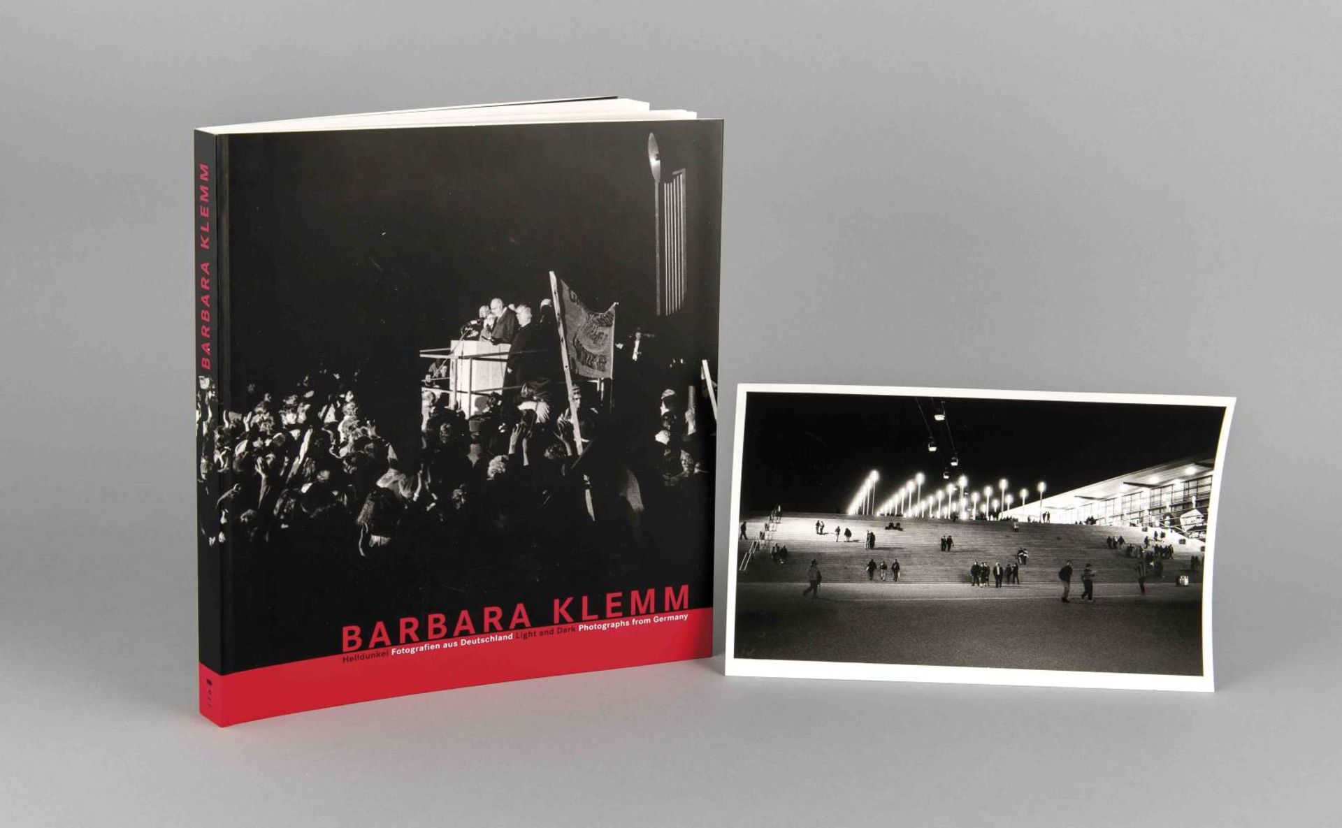 Barbara Klemm (*1939), dt. Fotografin, Katalog 'Helldunkel', IFA 2009, auf dem