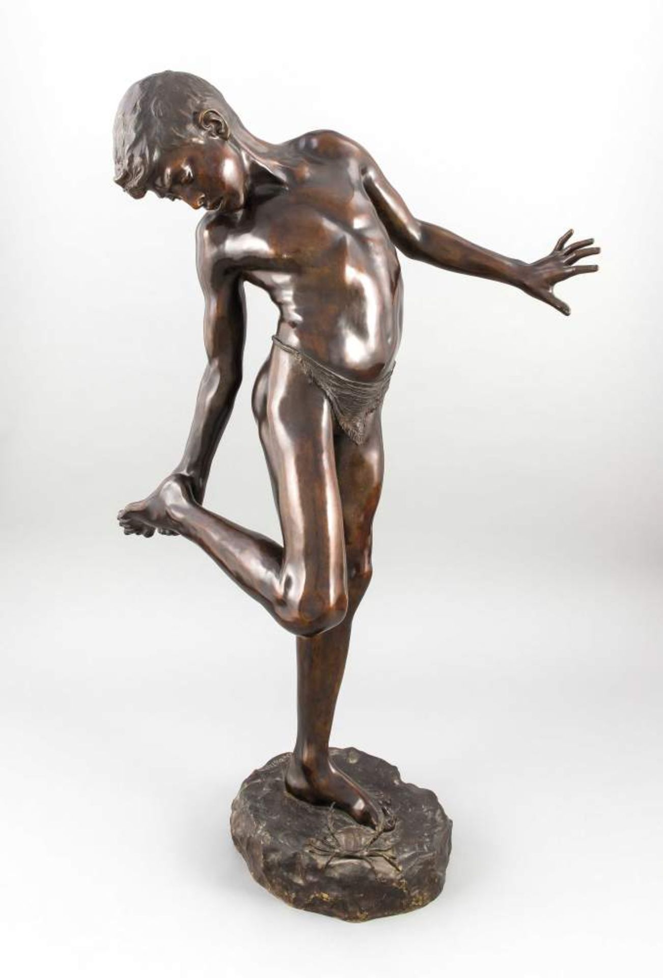 Annibale De Lotta (1877-1932), ital. Bildhauer, Die Krabbe - Junge von einer Krabbegezwickt. Bronze,