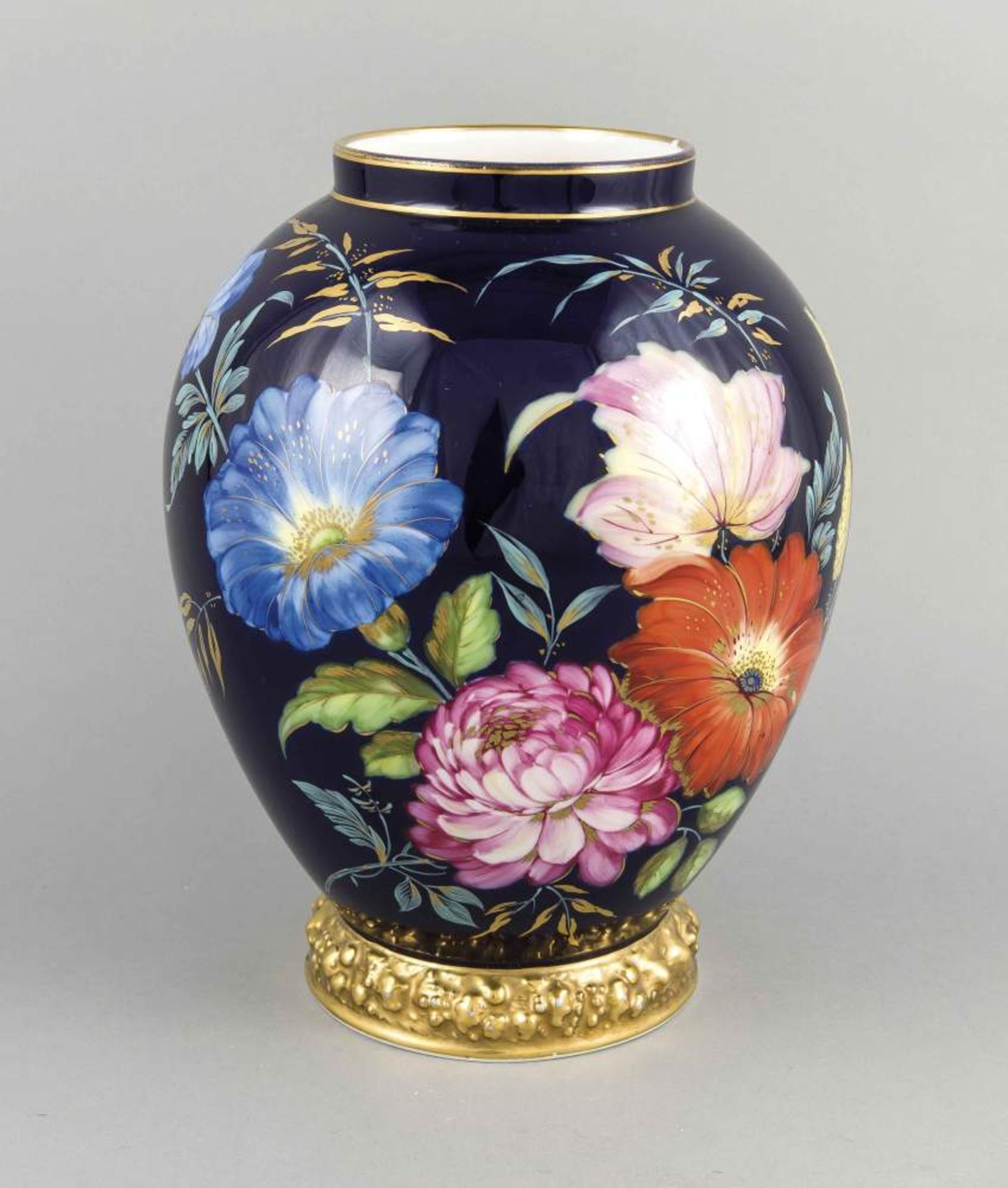 Vase, Rosenthal, Anf. 20. Jh., Form Maria weiss, polychrome Handmalerei, Blumen aufkobaltblauem