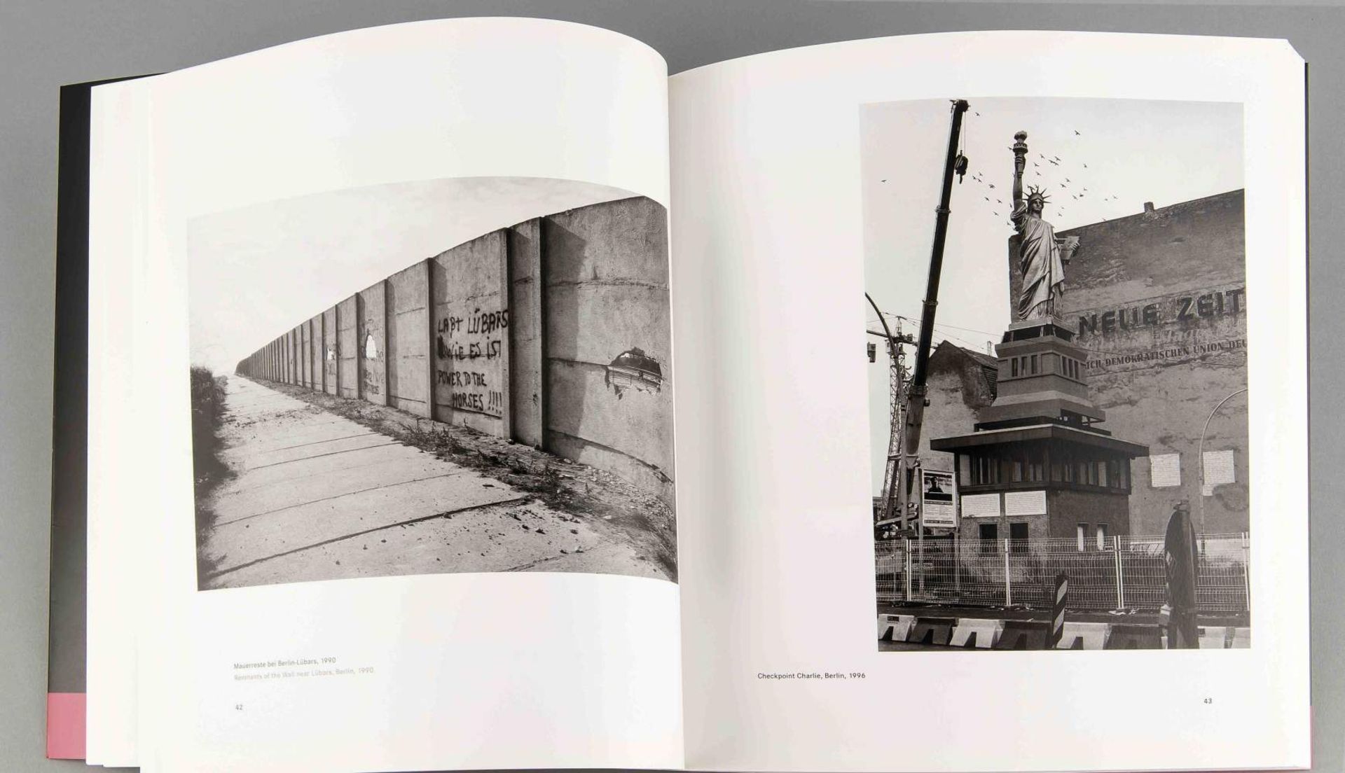 Barbara Klemm (*1939), dt. Fotografin, Katalog 'Helldunkel', IFA 2009, auf dem - Bild 4 aus 7