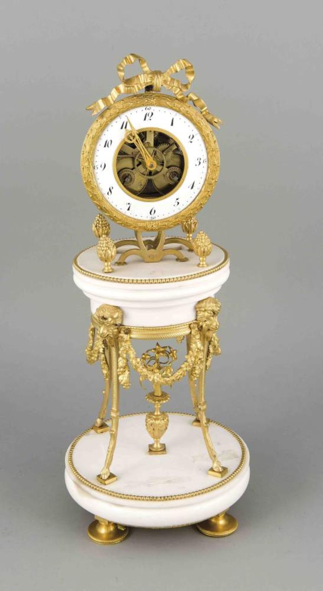 Interessante Louis-XVI-Pendule unter Glassturz, um 1800, weißer Carrara-Marmor, feinefeuervergoldete