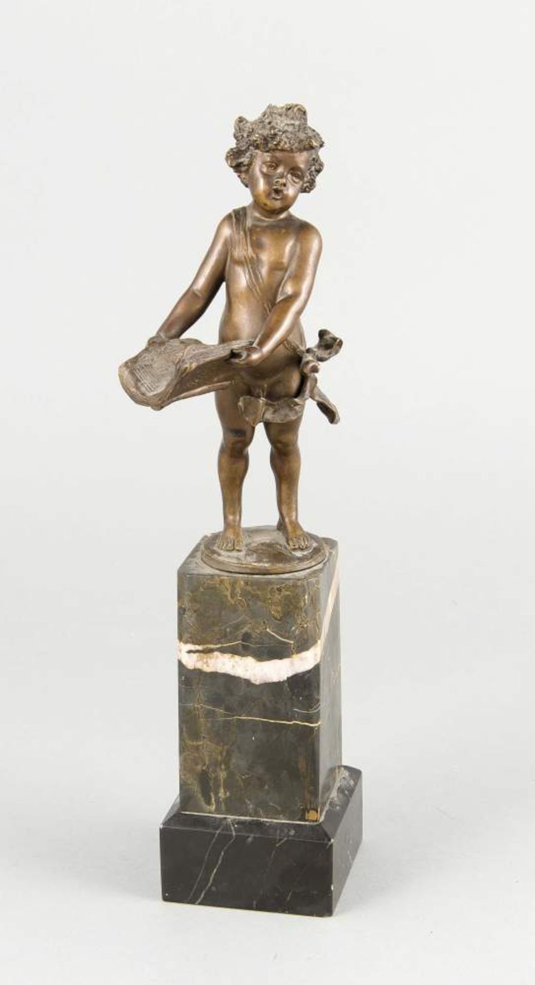 Anonymer Bildhauer d. 19. Jh., singender Knabe mit Gesangsbuch, braun patinierte Bronzeauf hohem