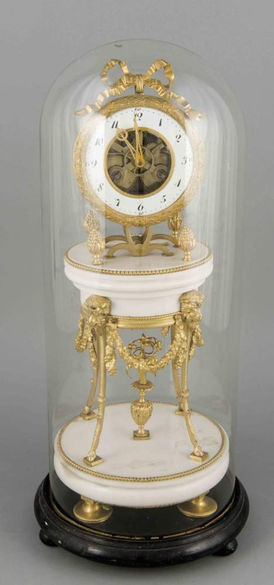 Interessante Louis-XVI-Pendule unter Glassturz, um 1800, weißer Carrara-Marmor, feinefeuervergoldete - Bild 2 aus 2