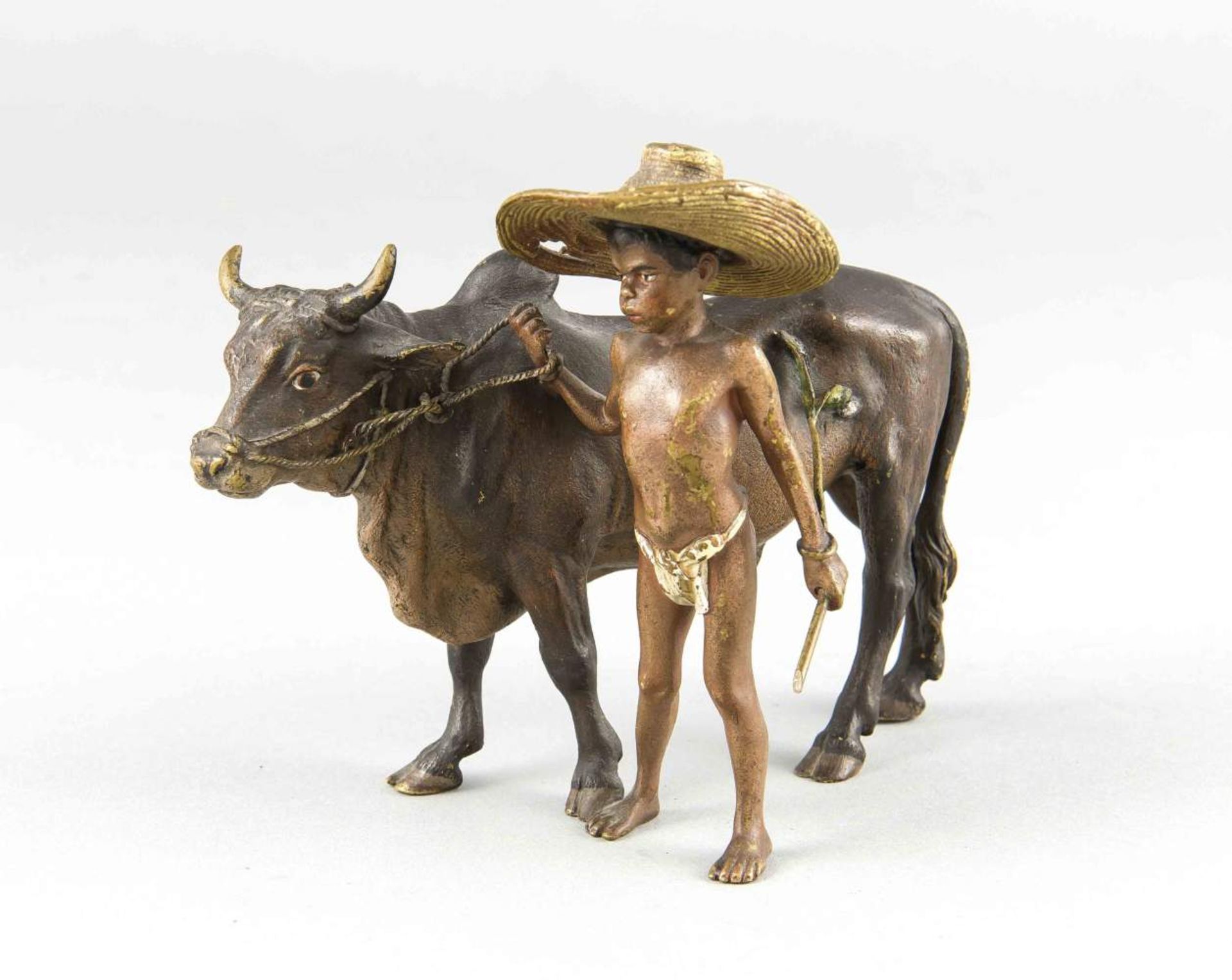 Wiener Bronze in Gestalt eines Jungen mit Strohhut der einen Stier begleitet, polychrombemalte