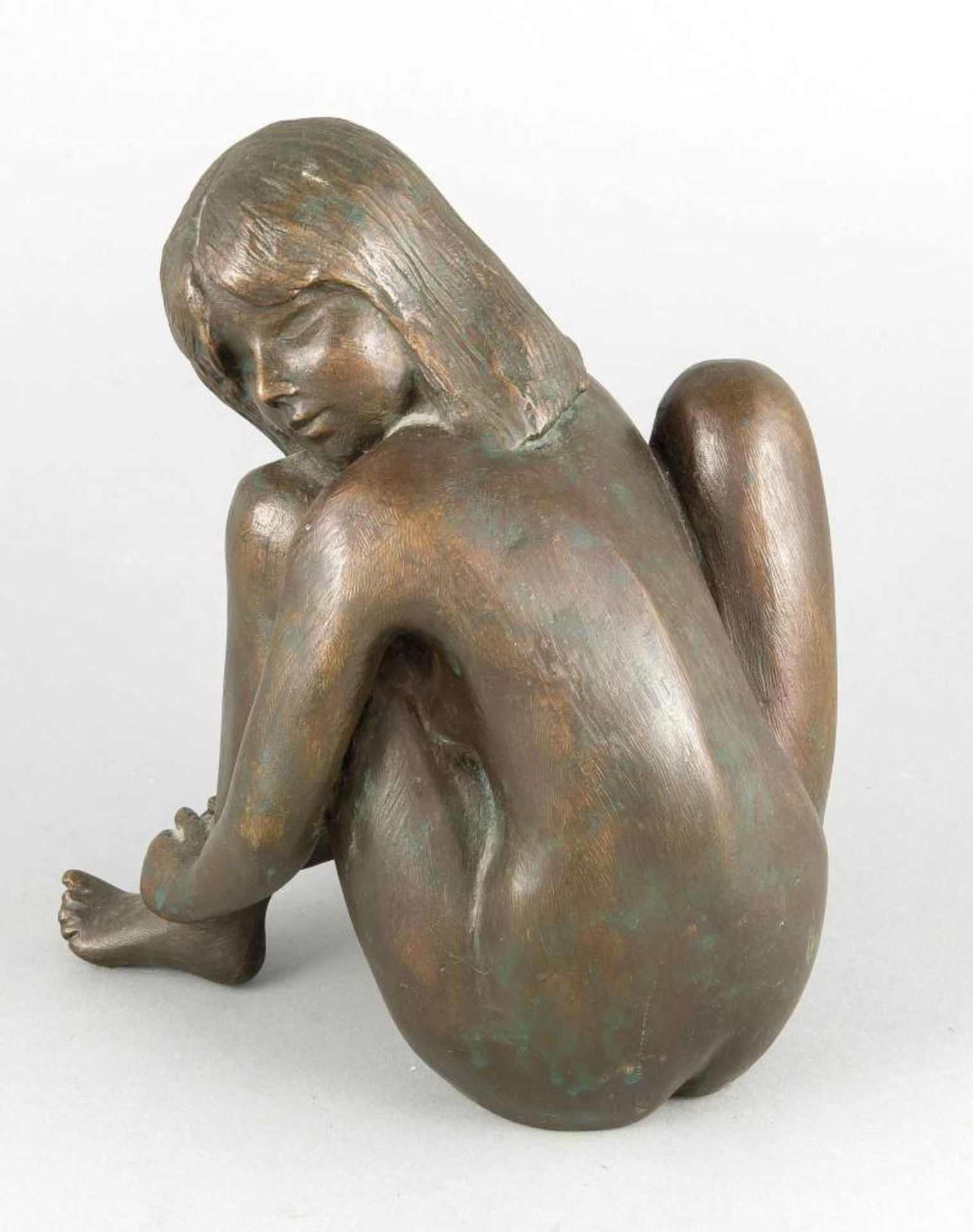 Kurt Moser (1926-1982), sitzendes Mädchen, braun patinierte Bronze, monogrammiert, H.20,5 cm - Bild 2 aus 2