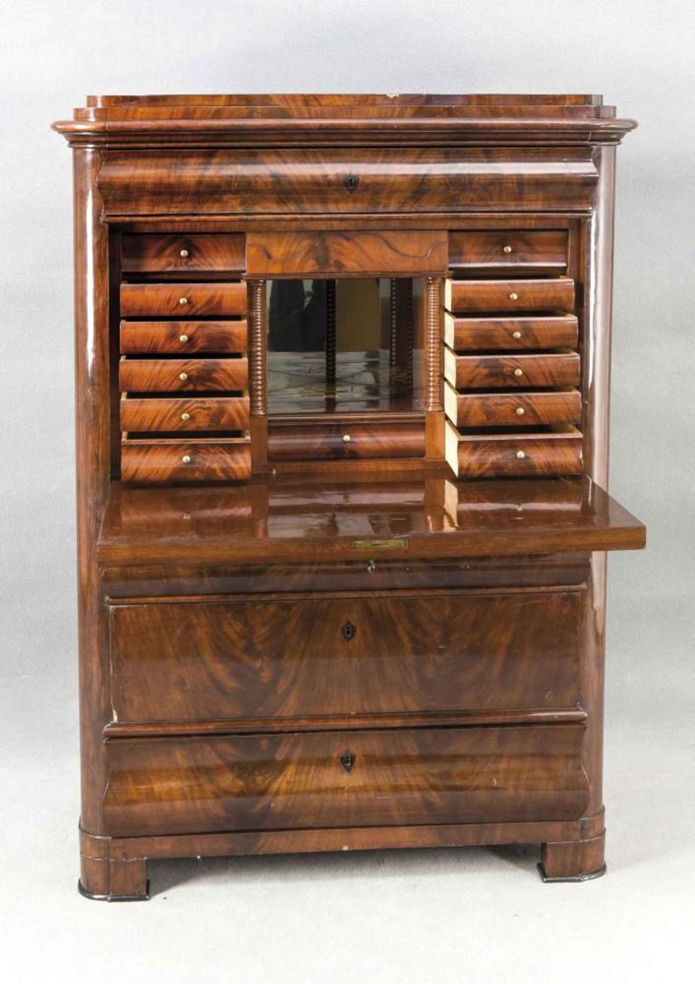 Biedermeier-Standsekretär, um 1830, Mahagoni massiv/furniert, an den Ecken abgeschrägter,gerader - Bild 2 aus 2