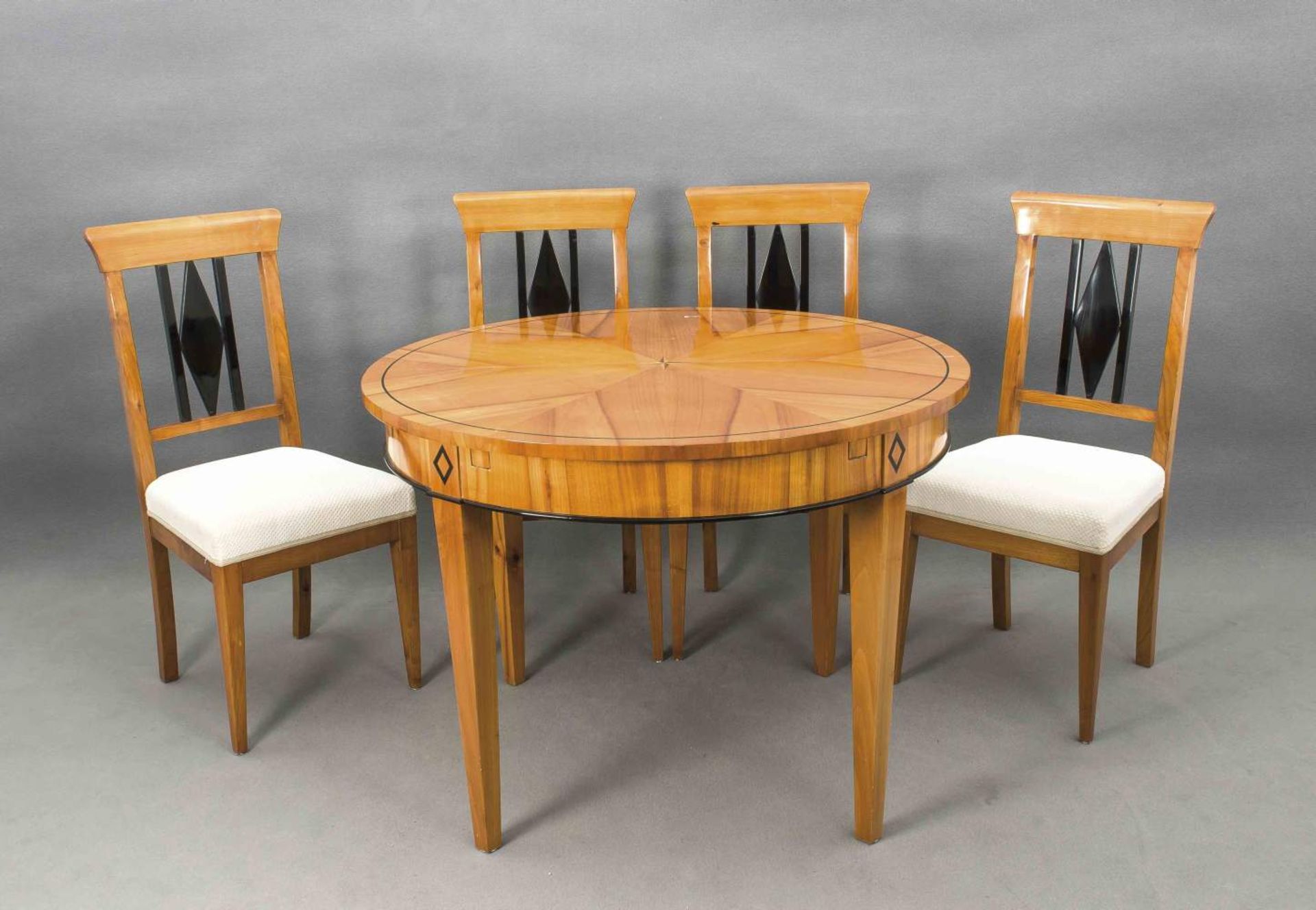 Sitzgruppe im Biedermeierstil, bestehend aus rundem, ausziehbarem Tisch und 4 Stühlen, 20.Jh.,