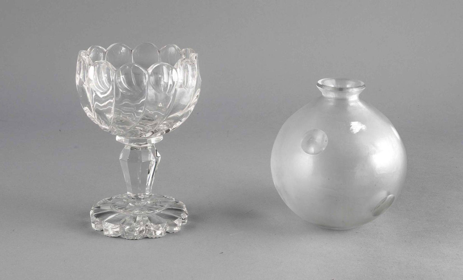 Vase und Fußschale, 20. Jh., Kugelvase, klares, mattiertes Glas, Wandung mit
