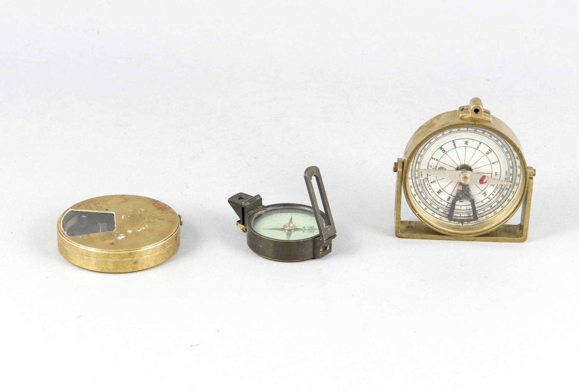 Zwei Kompasse und ein Meßgerät, 20. Jh, jeweils im runden Messinggehäuse, D. 4,5 - 7,5 cm