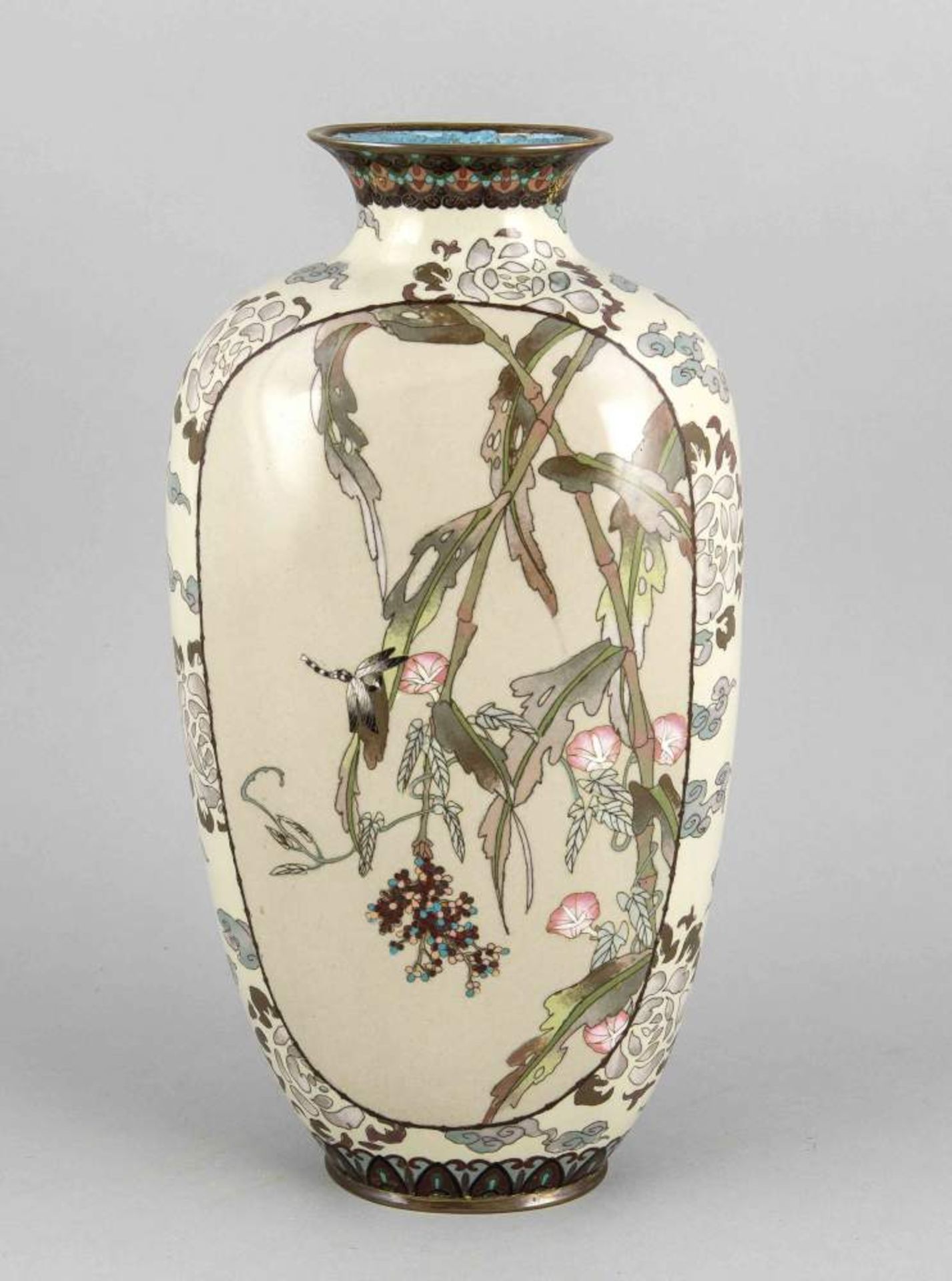 Cloisonné-Vase, Japan um 1900, gedrückter, ovoider Korpus mit polychromem Emailleschmelz,