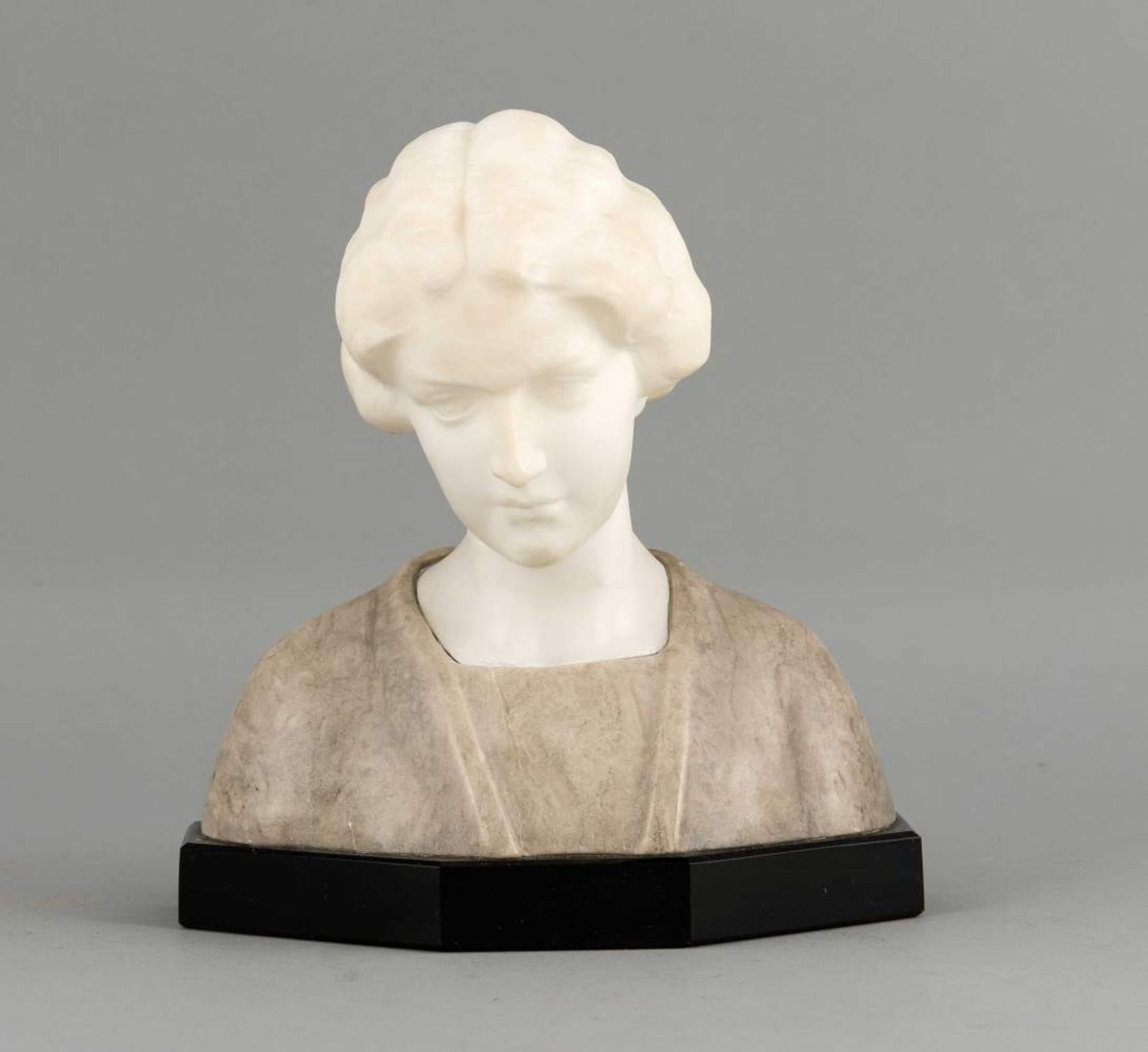 Daniel Greiner (1872-1943), Alabasterbüste einer jungen Frau, zweiteilig zusammengesteckt,verso