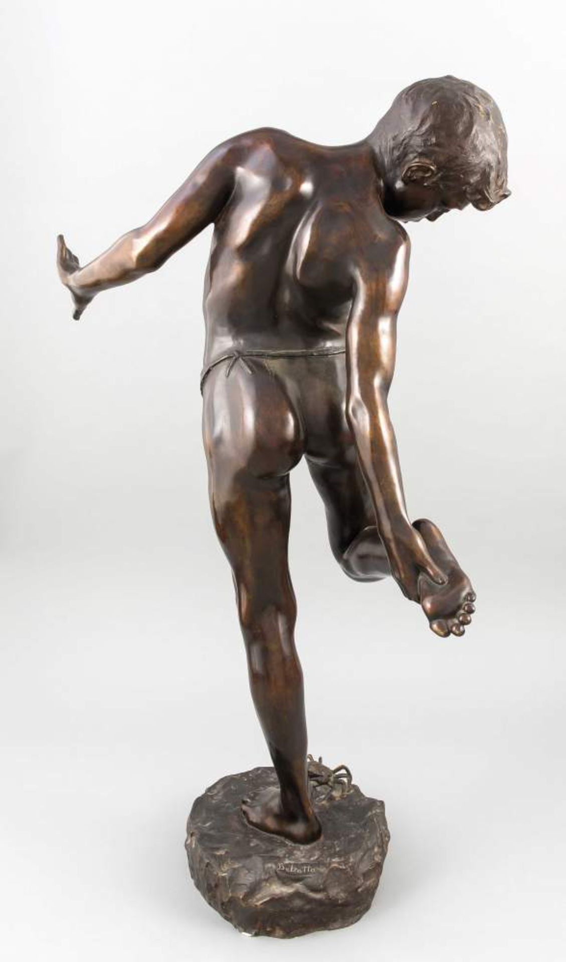 Annibale De Lotta (1877-1932), ital. Bildhauer, Die Krabbe - Junge von einer Krabbegezwickt. Bronze, - Bild 2 aus 2