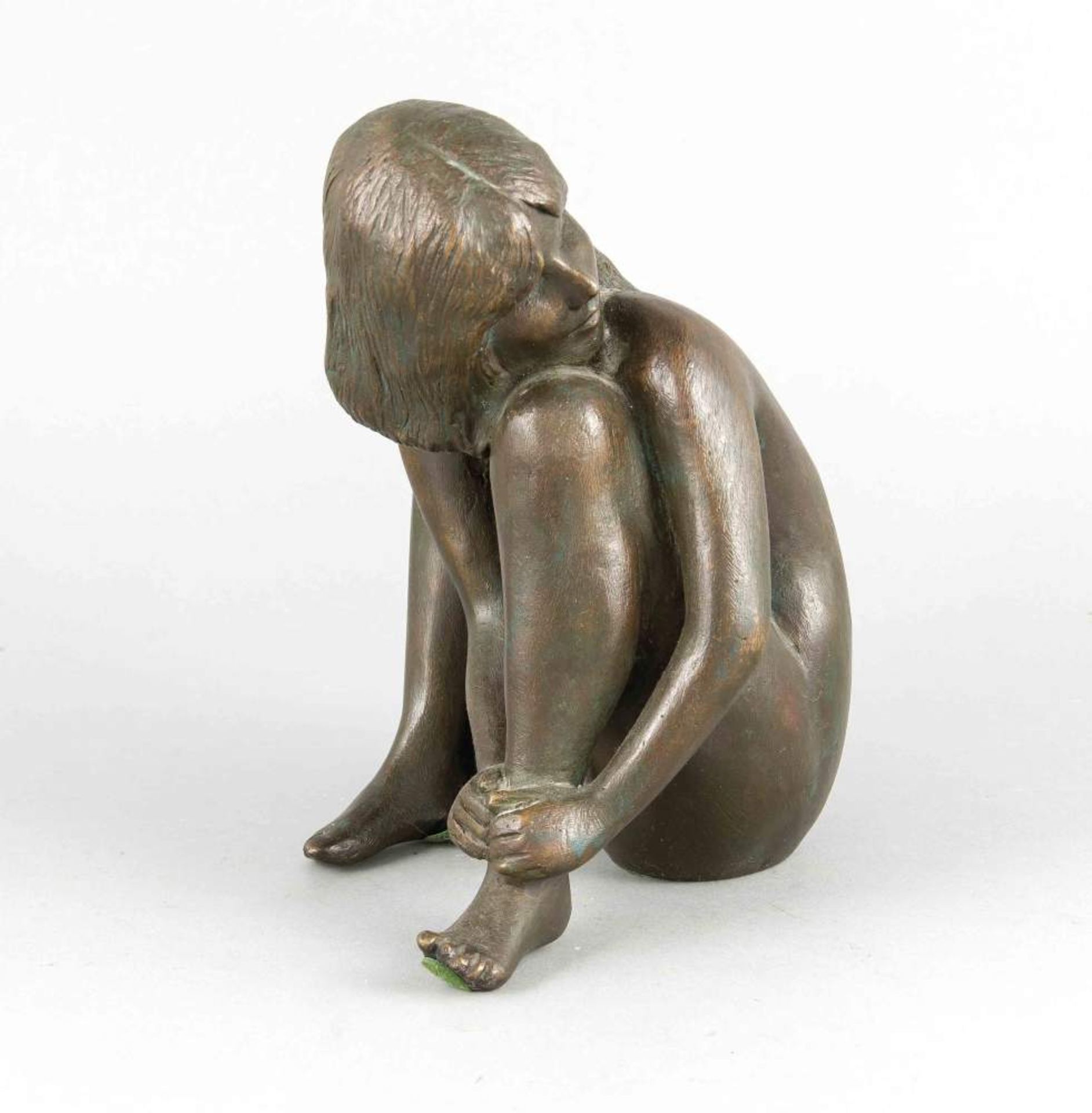 Kurt Moser (1926-1982), sitzendes Mädchen, braun patinierte Bronze, monogrammiert, H.20,5 cm