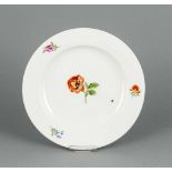 Teller, Meissen, Marke 1817-1824, 1. W., glatte Form, im Spiegel polychrome Malerei mitBlume 1, D.