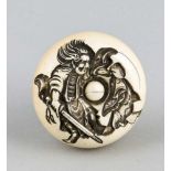 Japanisches Netsuke d. 19. Jh. in Form eines Torus, Elfenbein, geschwärztes Relief einesSamurai,