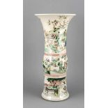 Vase, China, Ende 19. Jh., Famille Verte, umlaufende Malerei mit reicher Figurenstaffagein