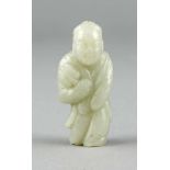Kleiner Jade-Anhänger, China, in Gestalt eines Mannes, H. 6 cm