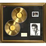 Elvis Presley, Autogramm, in Blau handsignierter Zettel (12 x 7 cm), schwarz-weiss Foto(19 x 24 cm),