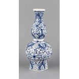 Vase, Delft, 19. Jh., doppelt gebauchte Form, Wandung bemalt mit Blumen und geometrischenDekoren, H.