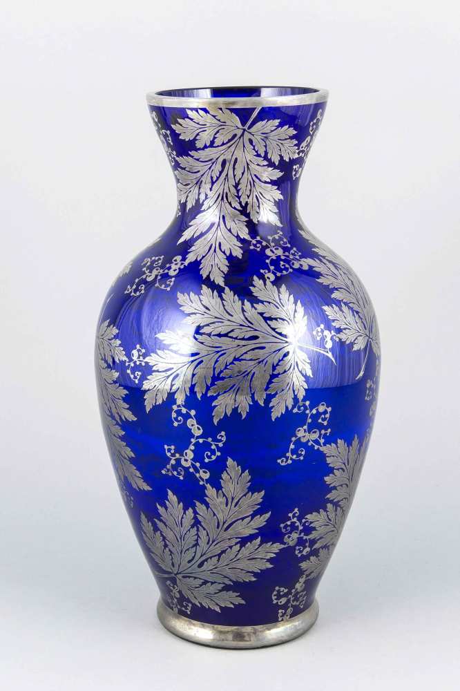 Vase mit Silberoverlay, 20. Jh., bauchiger Korpus, kabaltblaues Glas, Blattdekor, H. 36,5cm