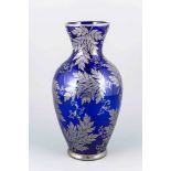 Vase mit Silberoverlay, 20. Jh., bauchiger Korpus, kabaltblaues Glas, Blattdekor, H. 36,5cm